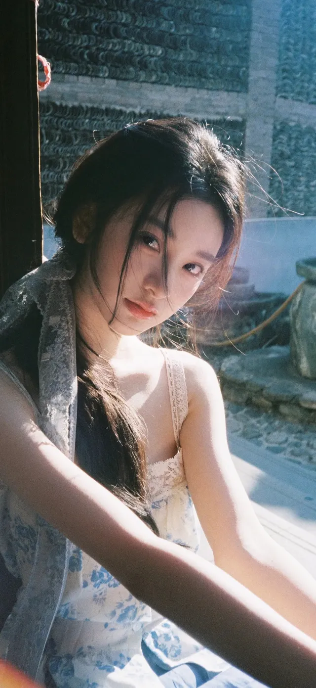 蕾丝吊带裙美女复古建筑前文艺风人物 手机壁纸