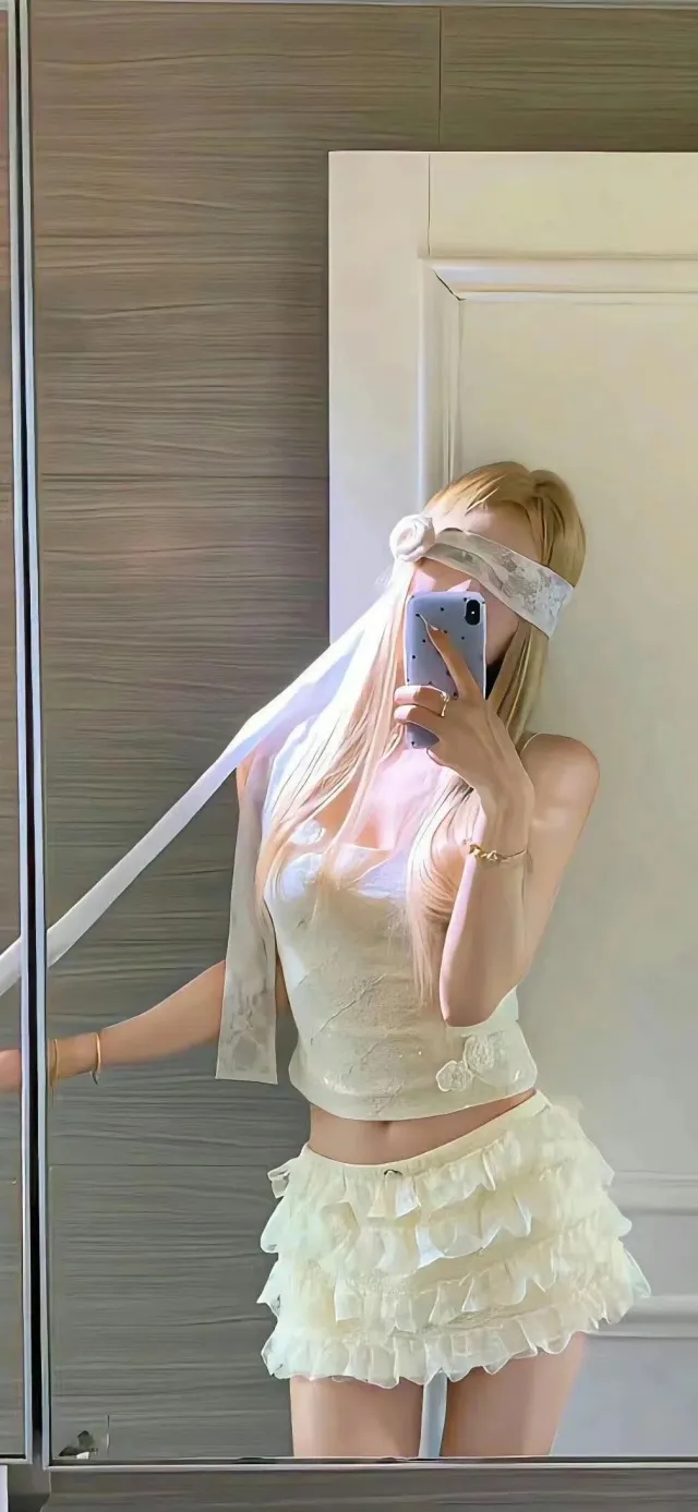 镜前自拍少女浅米白柔光梦幻蕾丝甜系手机壁纸