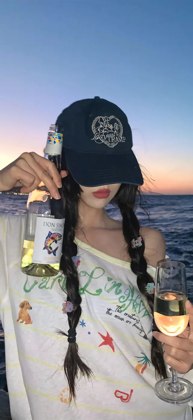 海滩黄昏白葡萄酒迪士尼帽双辫美女手机壁纸