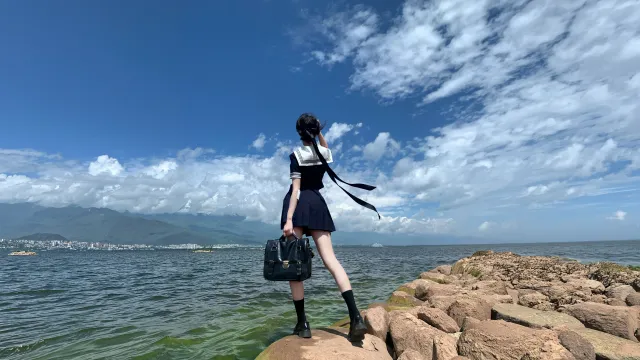水手服少女海边岩石背影蓝天白云风景人物电脑壁纸