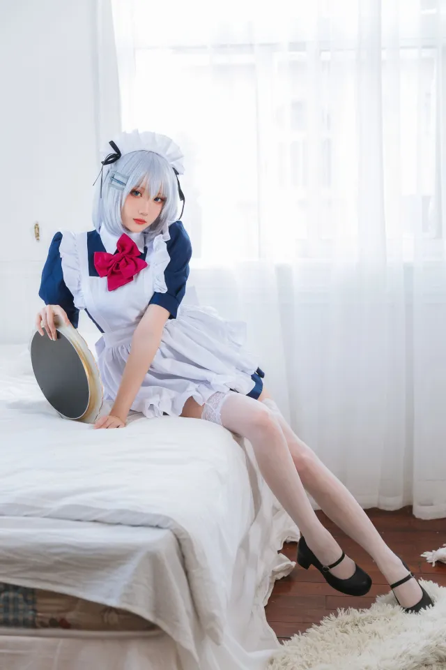瓜希酱折纸女仆坐在床上