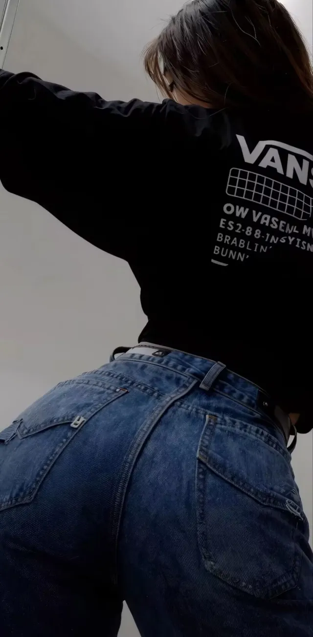 美女黑色VANS卫衣蓝色牛仔裤背影街头潮流人物手机壁纸