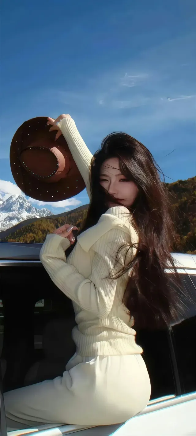 雪山背景下长发女子举牛仔帽倚车窗手机壁纸