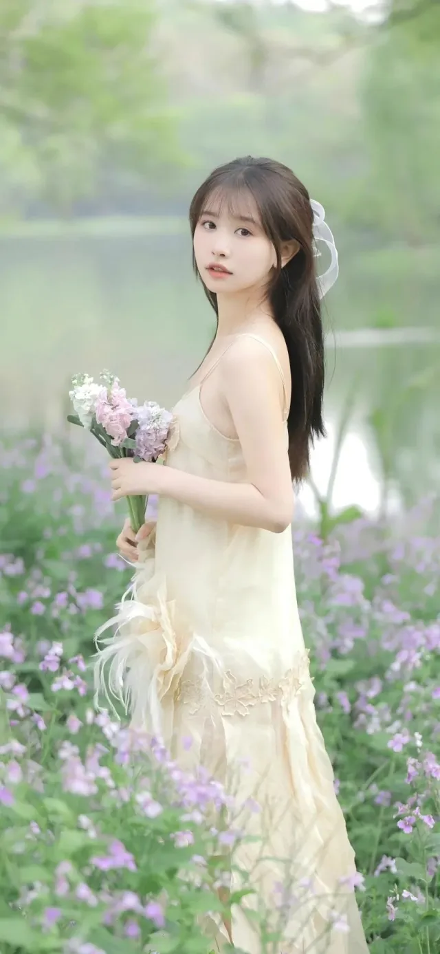 清新少女手持花束站在紫色花海中手机壁纸