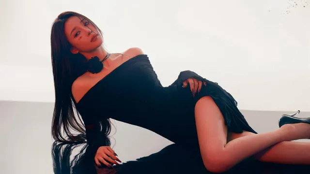 侧躺在地板上的长腿美女紧身抹胸连衣裙穿着图片壁纸