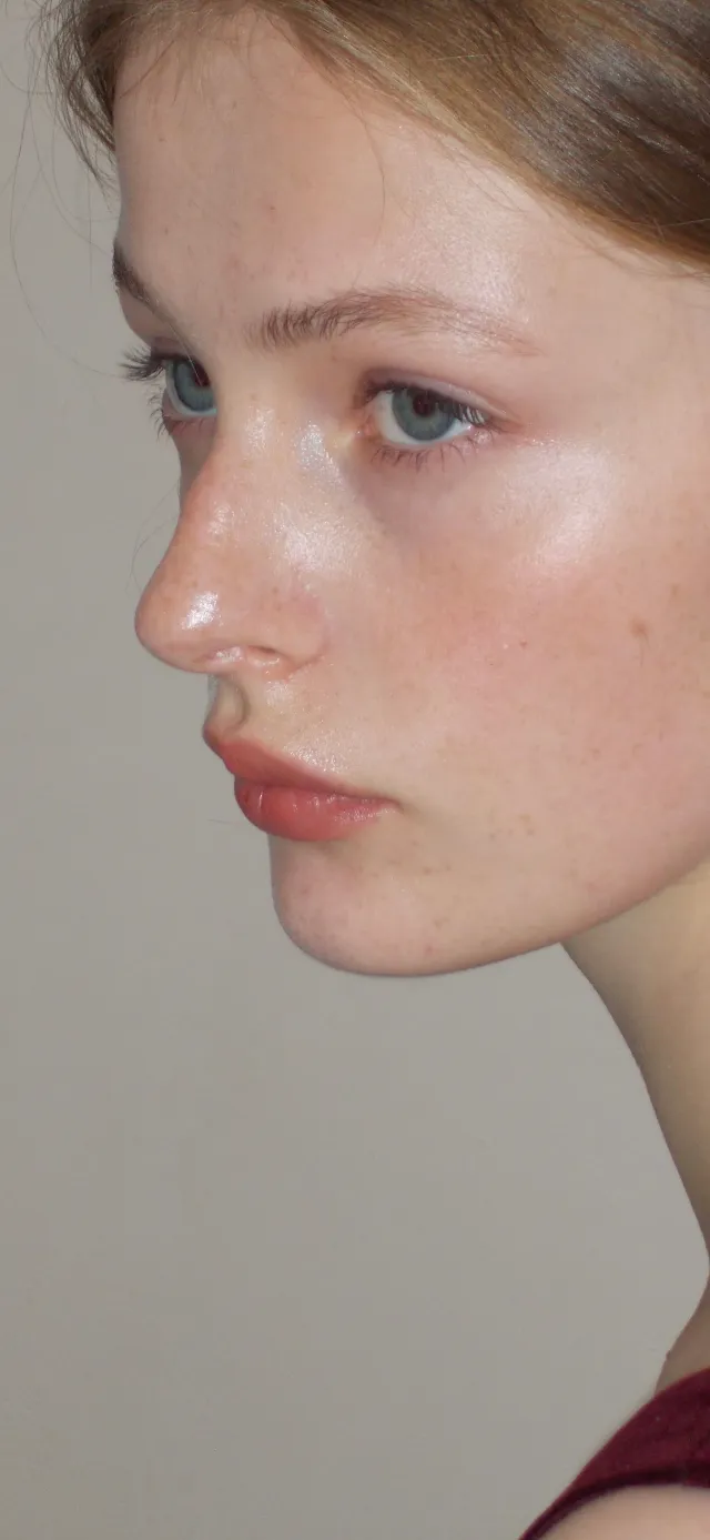 蓝眼雀斑美女侧脸特写人物电脑壁纸