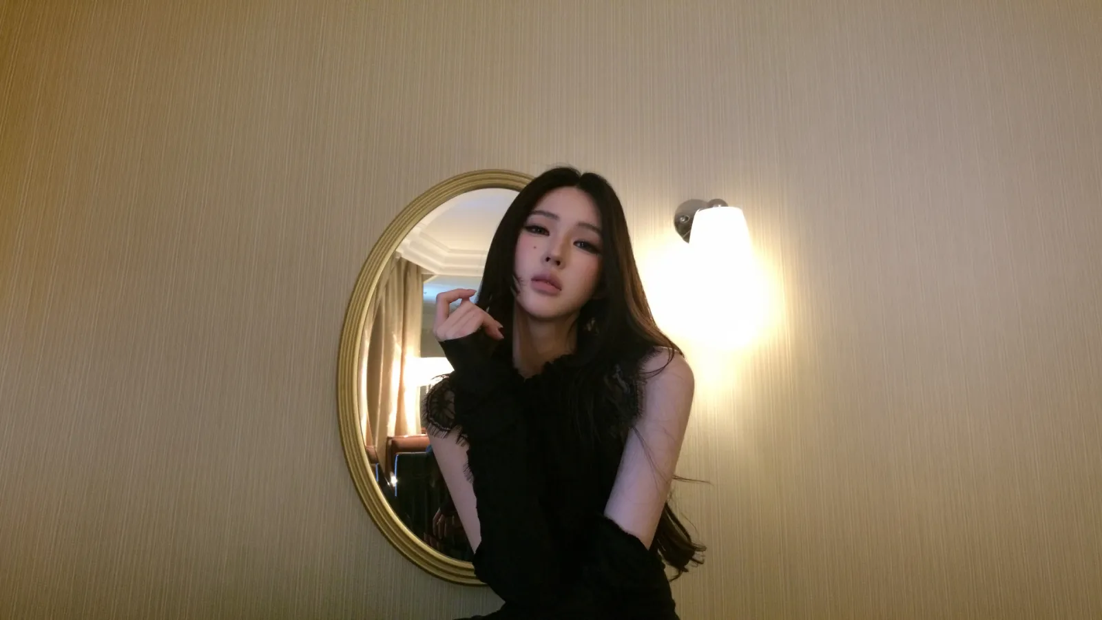 黑发女性镜前自拍优雅人物电脑壁纸