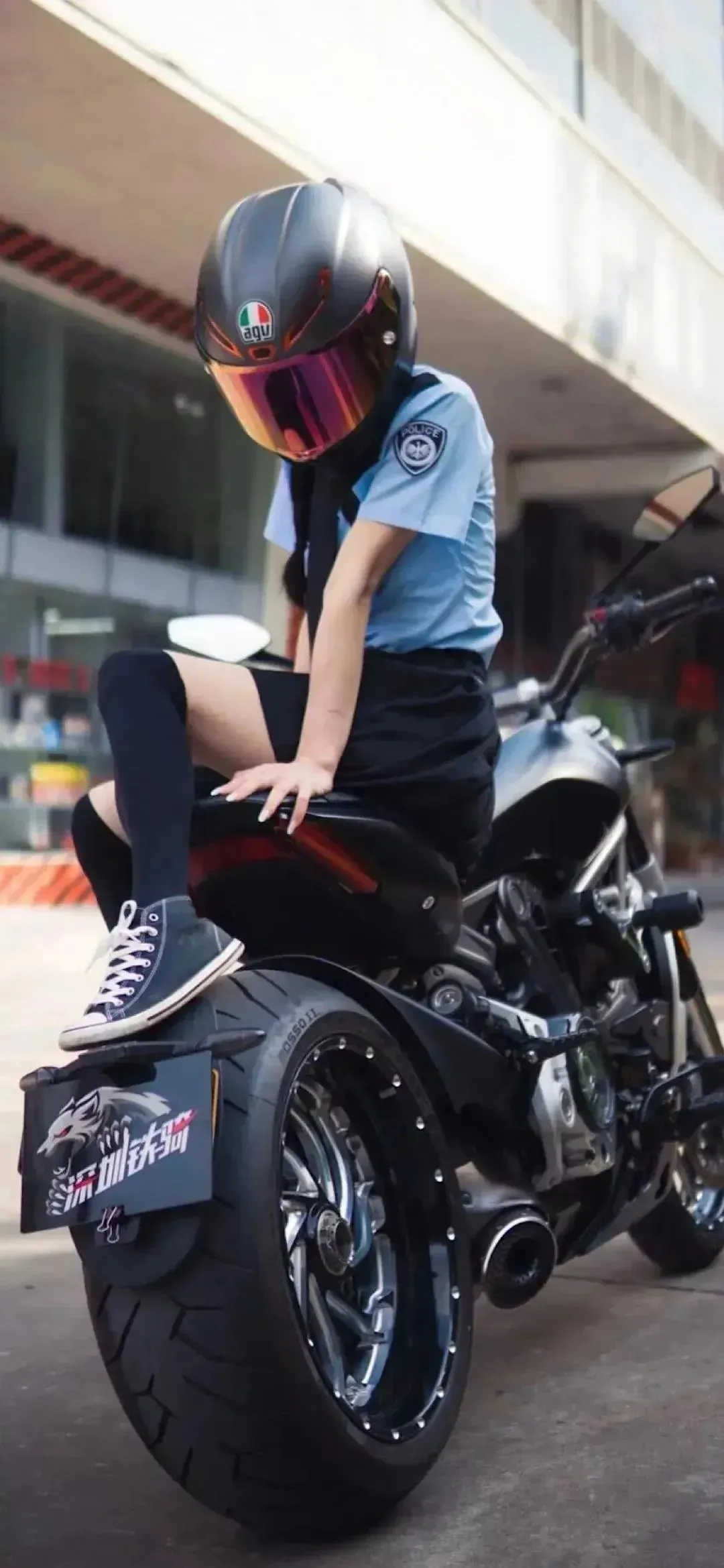 头盔机车美少女高清手机壁纸