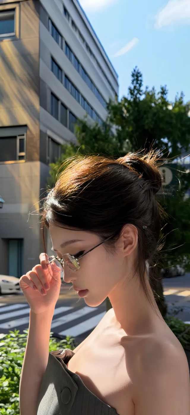 街头阳光侧颜戴眼镜美女清冷感人物摄影手机壁纸