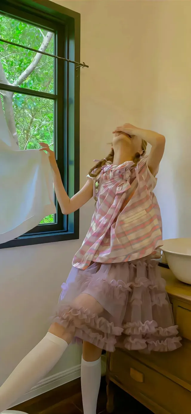 洛丽塔风格少女窗边撩帘仰望手机壁纸