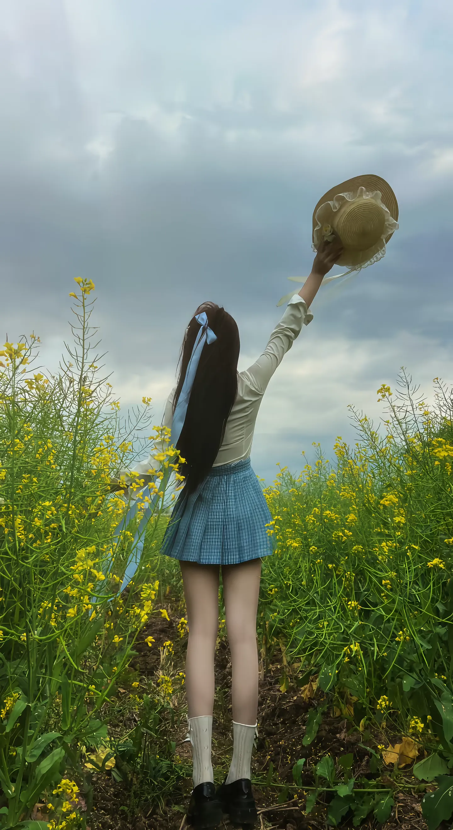 粉格裙少女炮仗花前背影飘逸丝带日系校园风人像摄影人物手机壁纸