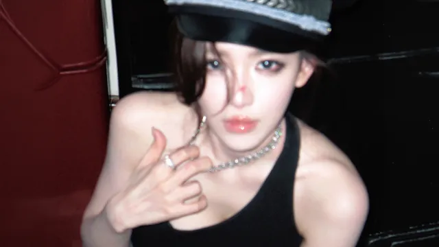 戴帽女性黑衣造型手指轻触项链时尚人物电脑壁纸