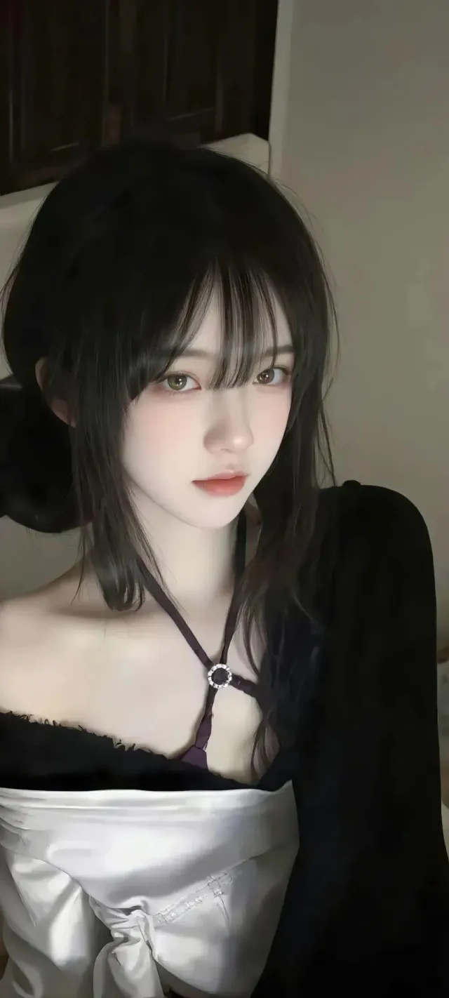 露肩黑衣银饰气质清冷美女手机壁纸