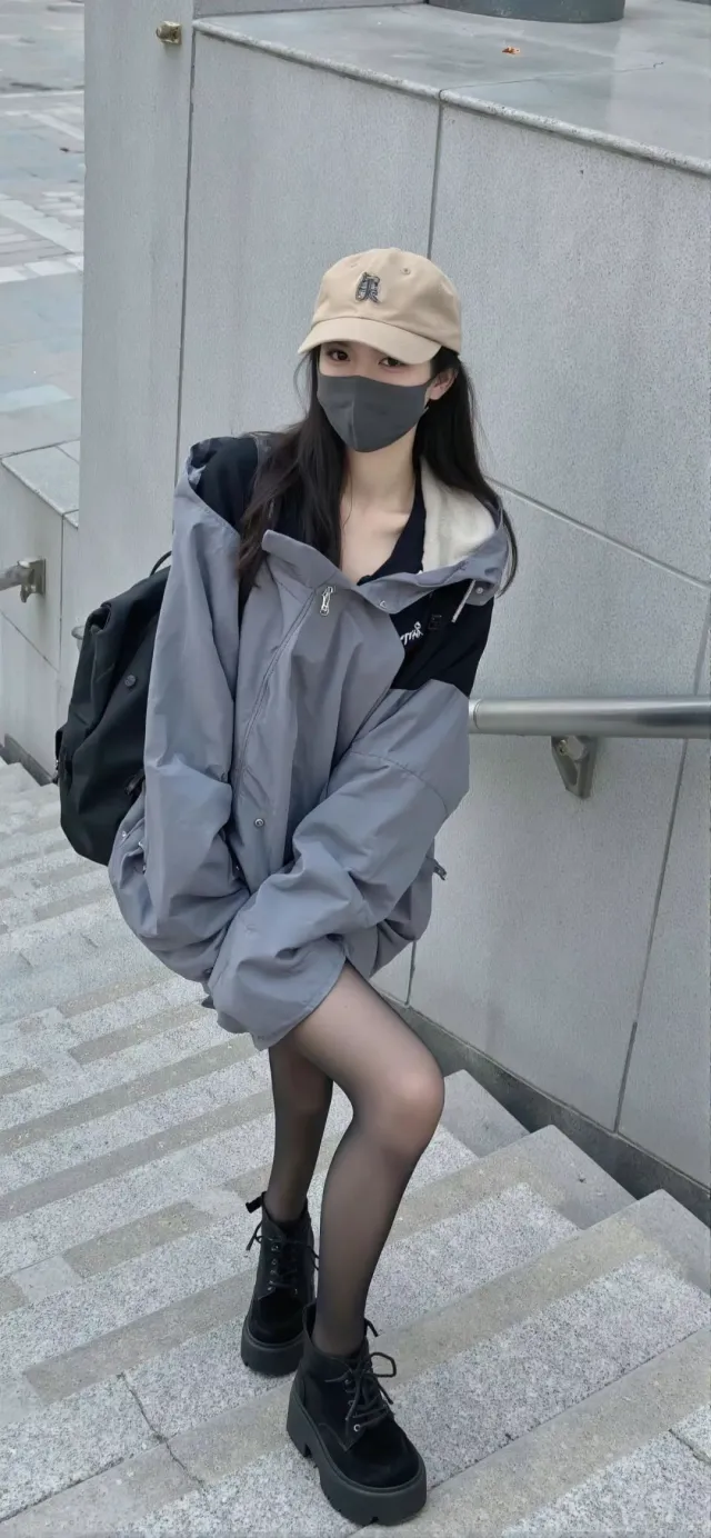 街头时尚女生灰黑拼色外套米色棒球帽台阶写真手机壁纸