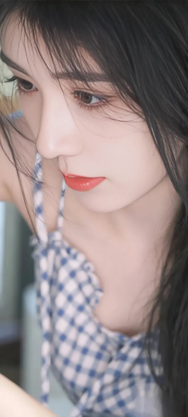 蓝白格子吊带少女侧颜特写手机壁纸