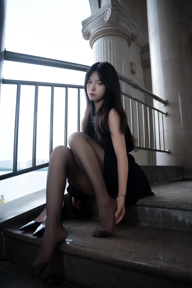 美女黑色绑带连衣裙黑丝高跟坐姿性感人物摄影手机壁纸
