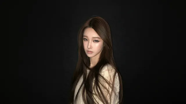 黑色背景高冷气质长发美女摄影电脑壁纸