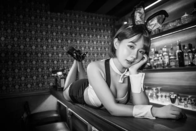 兔女郎黑白慵懒侧卧写真人物电脑壁纸