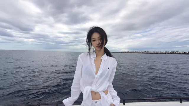 白色衬衫出海写真美女电脑壁纸