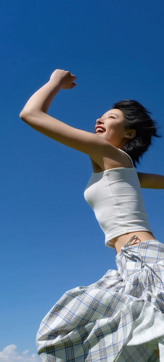 蓝格长裙短发少女蓝天跳跃自由清新美女手机壁纸