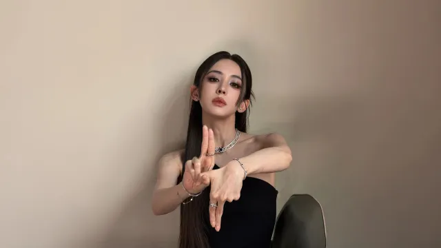 冷艳长发美女黑裙手势摄影电脑壁纸