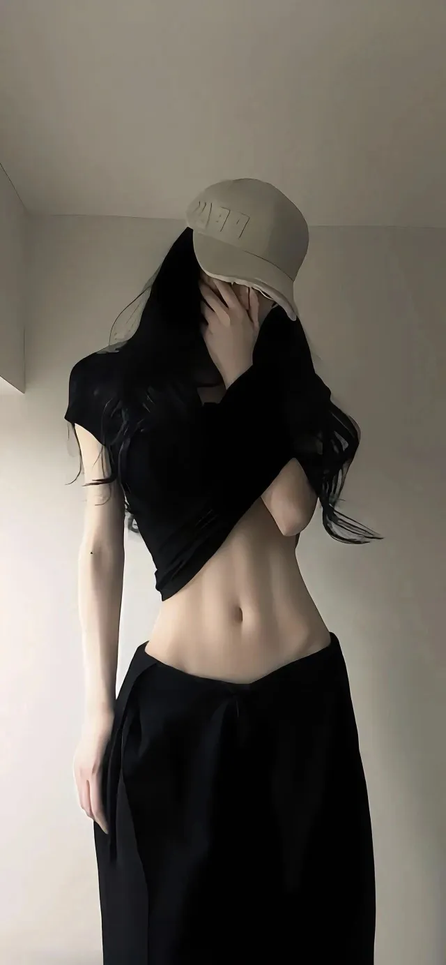 黑衣长发女生戴帽遮面露腰写真手机壁纸