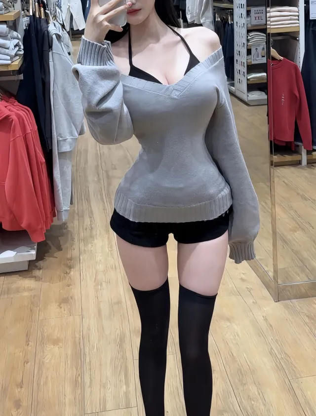 美女灰色露肩毛衣黑短裤长筒袜商店自拍时尚美女手机壁纸