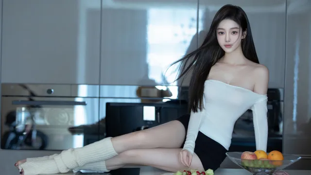 坐在桌子上的紧身抹胸白衣短裤美女和她的水果合影壁纸