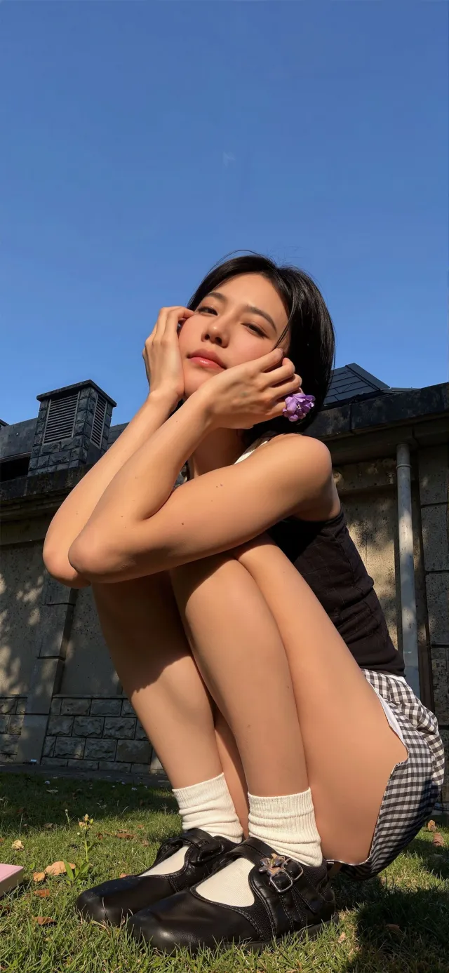格纹裙蓝天蹲姿清新美女手机壁纸