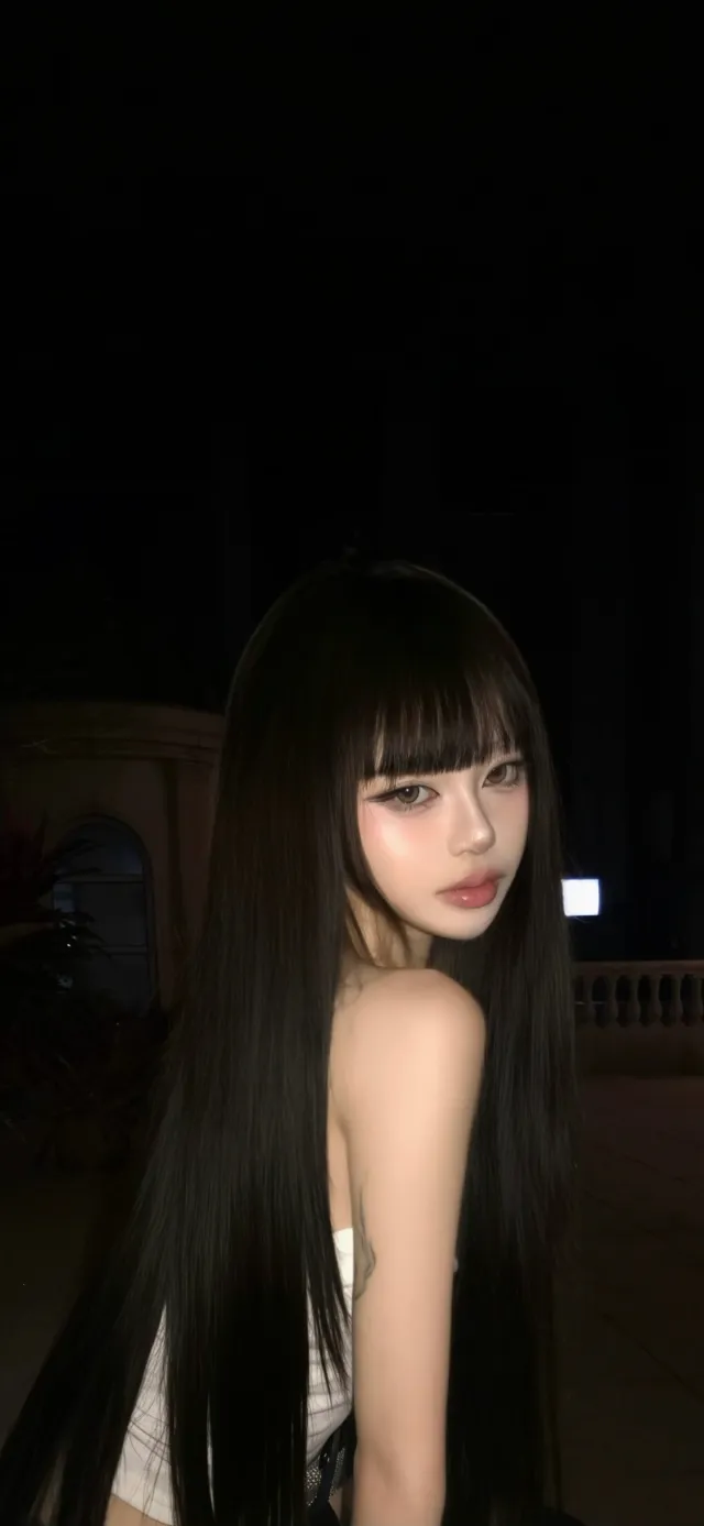 长发齐刘海美女暗夜回眸酷飒人像手机壁纸