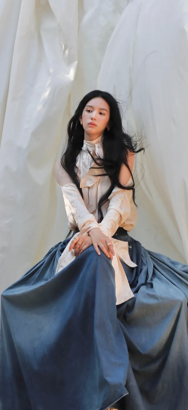 大摆蓝裙露肩美女纱帘前时尚摄影手机壁纸
