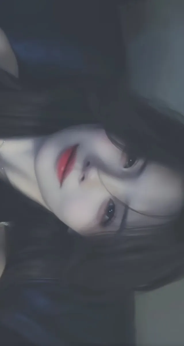 暗黑系红唇少女侧颜特写手机壁纸