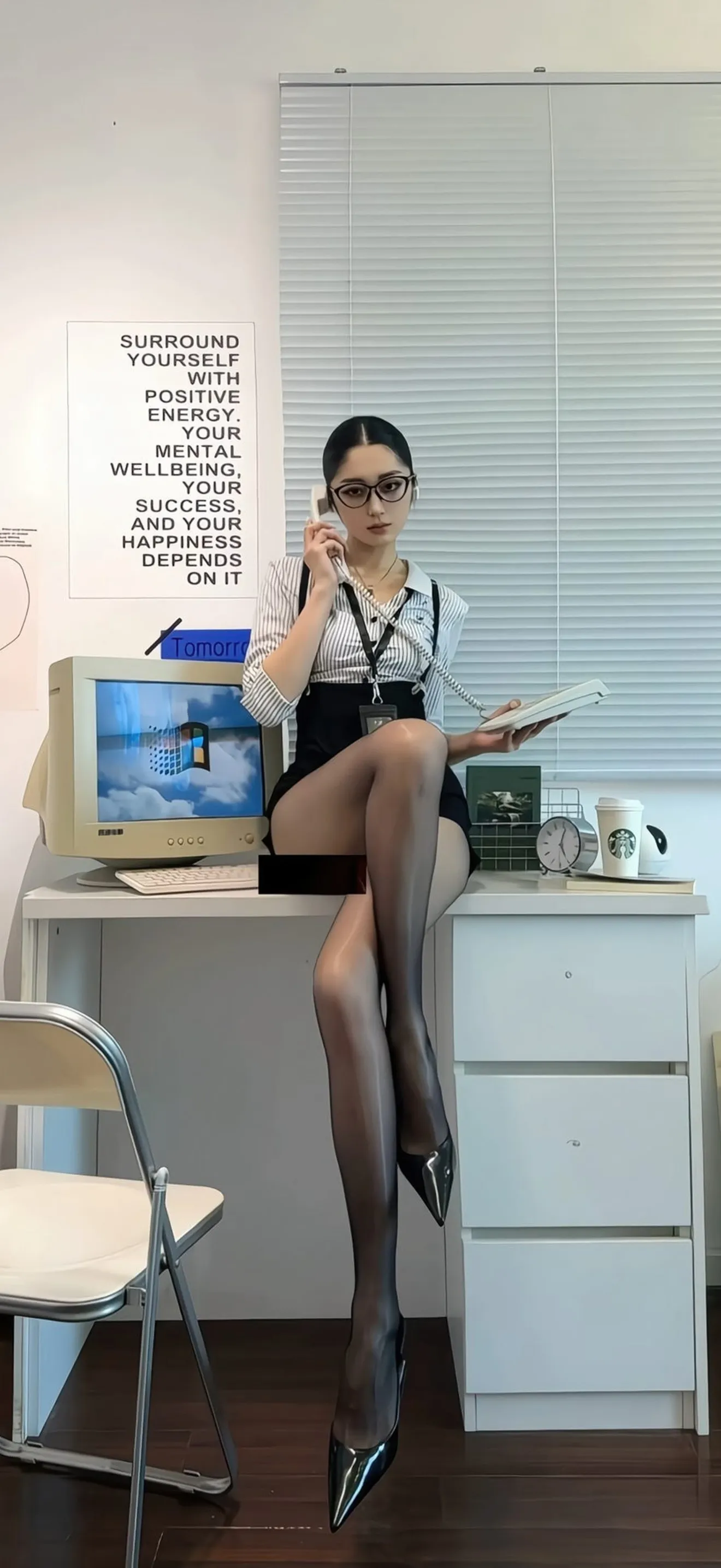 坐桌打电话复古职场美女手机壁纸