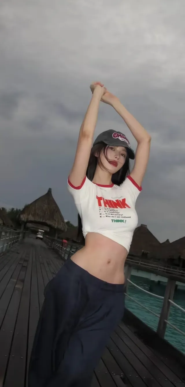 木栈道水屋举手度假帽衫美女手机壁纸