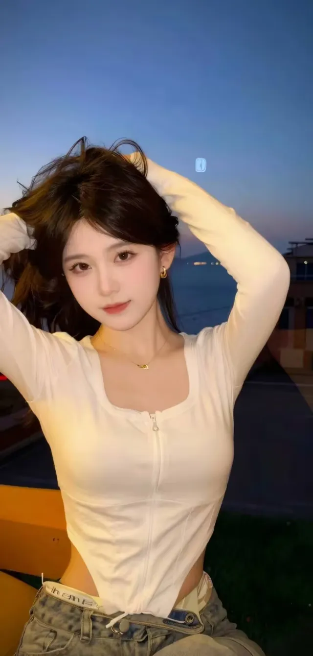 美女穿白拉链上衣牛仔裤海边撩发人物手机壁纸
