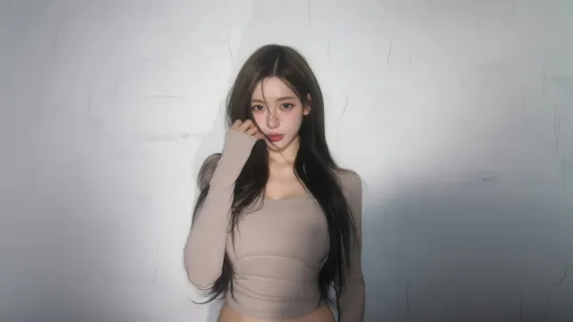 长发美女米色上衣白墙人像摄影电脑壁纸