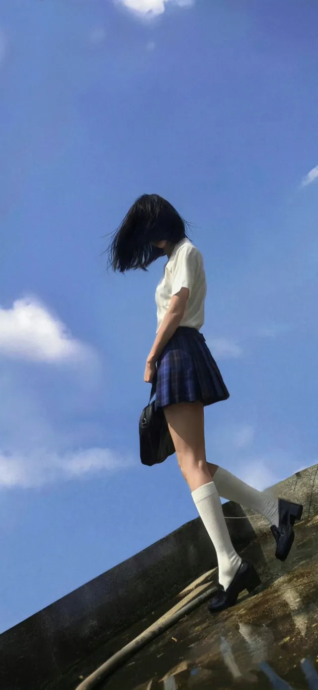 校服少女蓝天行走青春人物手机壁纸