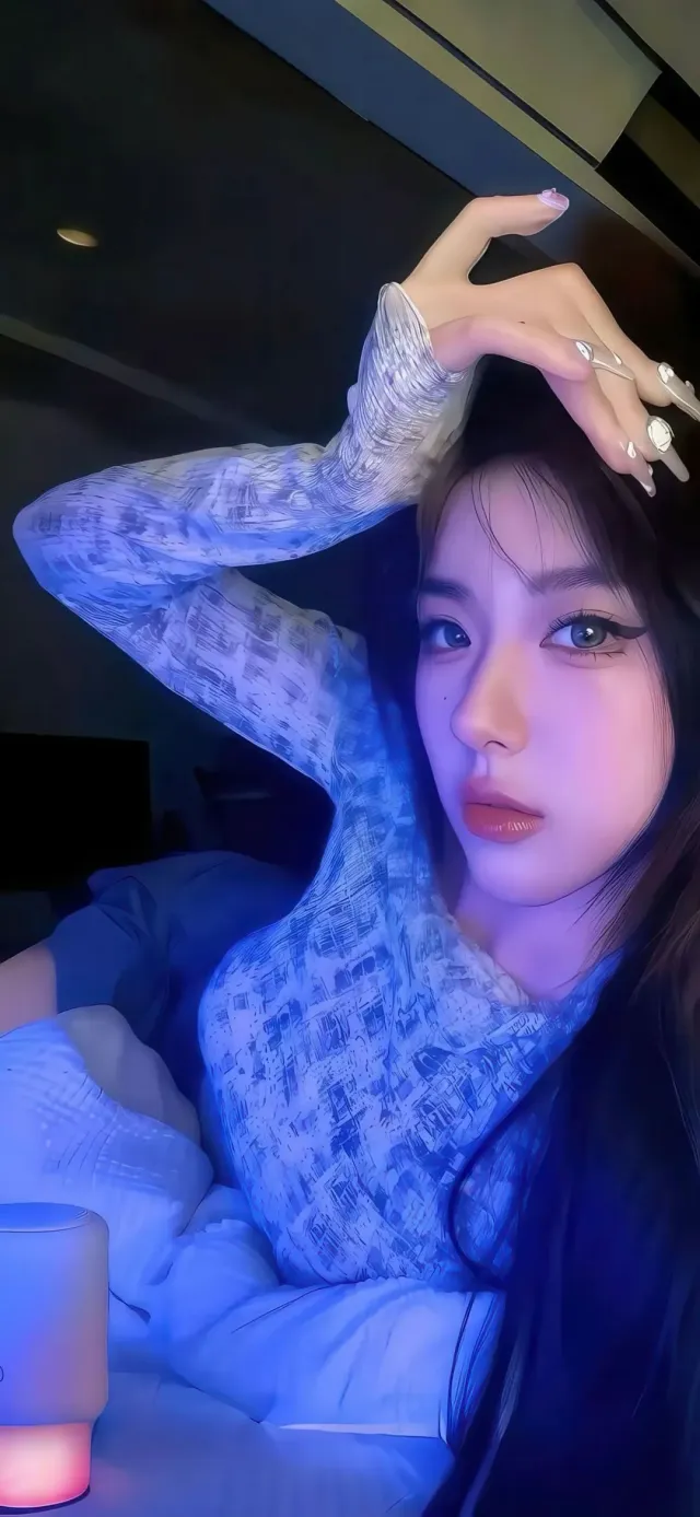 蓝调光影下长发少女手托额头时尚写真手机壁纸