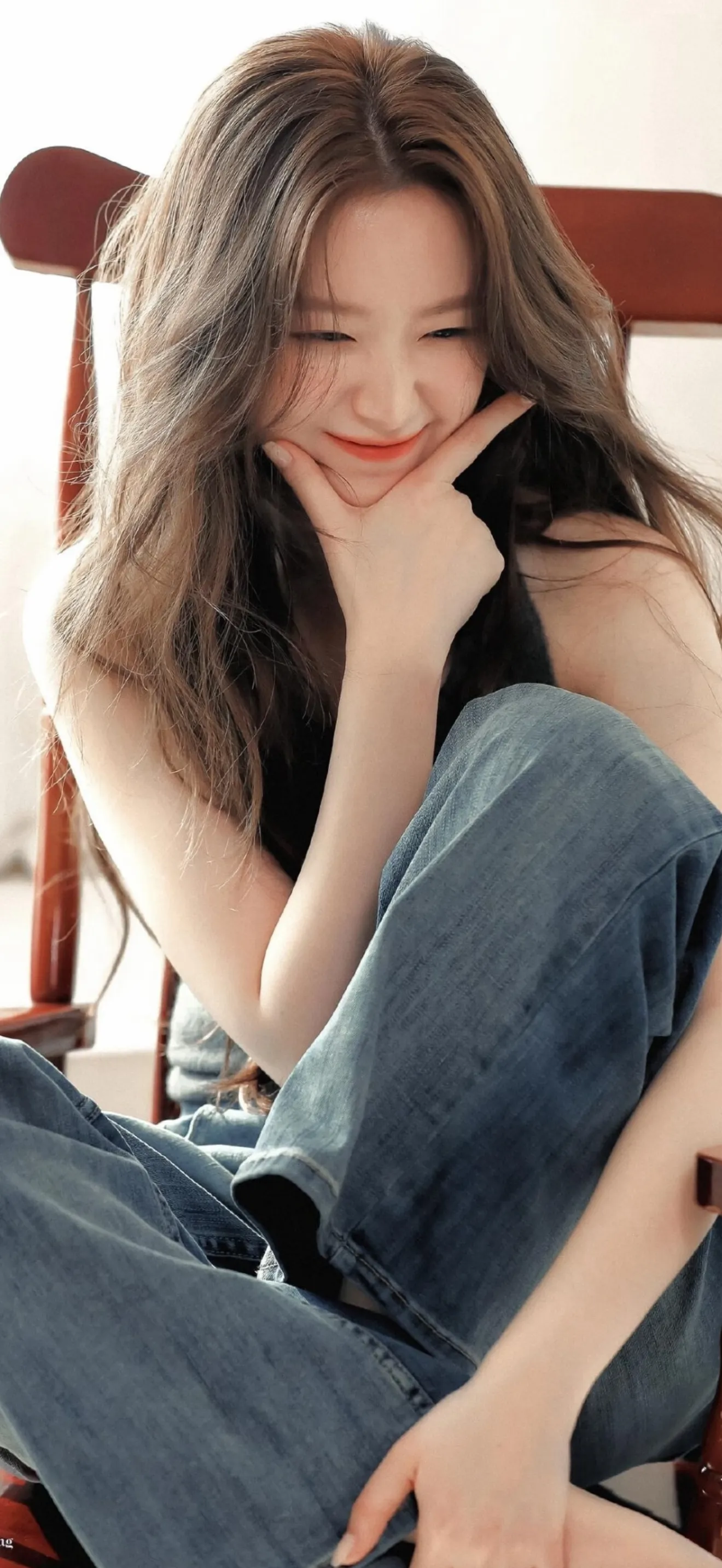 黑吊带牛仔裤美女托腮人像手机壁纸