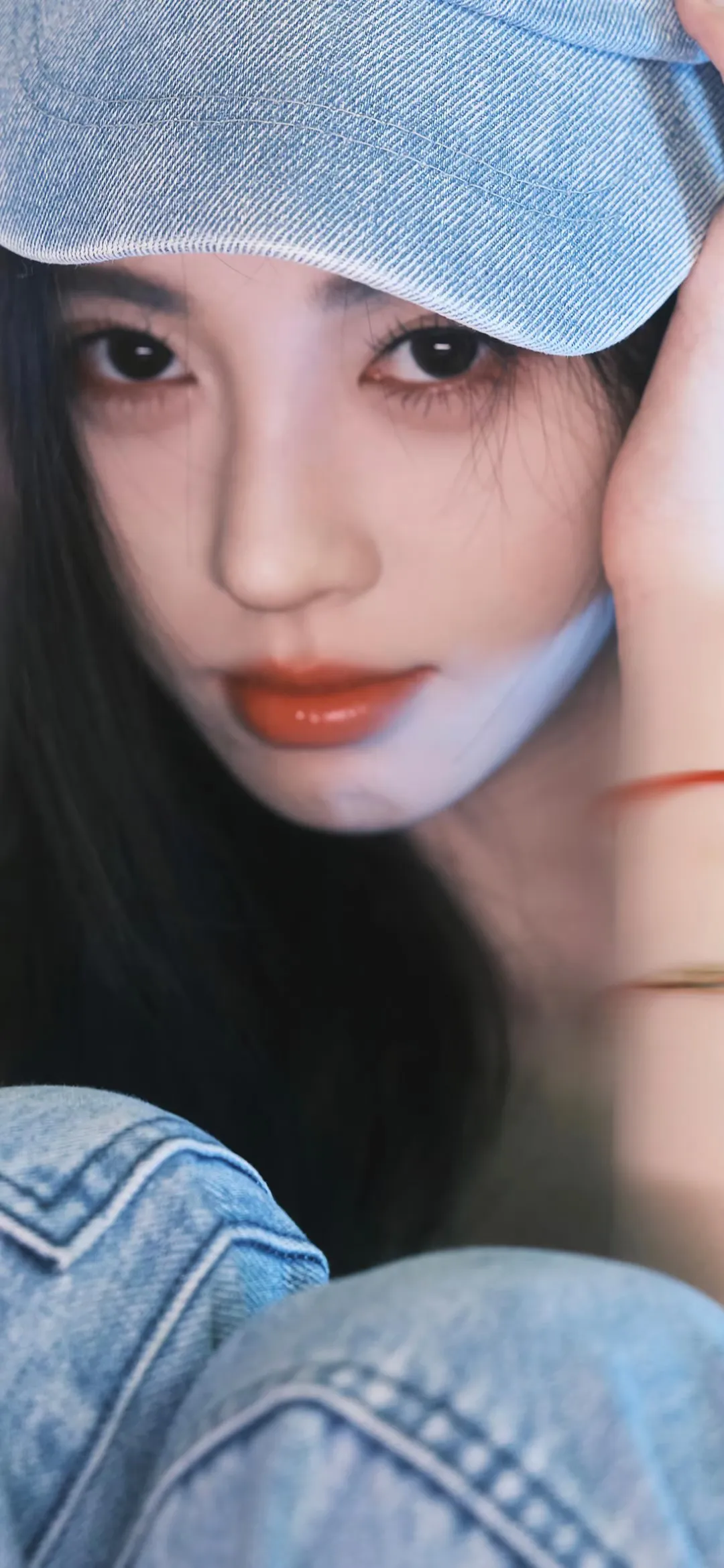 牛仔帽少女侧脸特写橙唇妆容手机壁纸