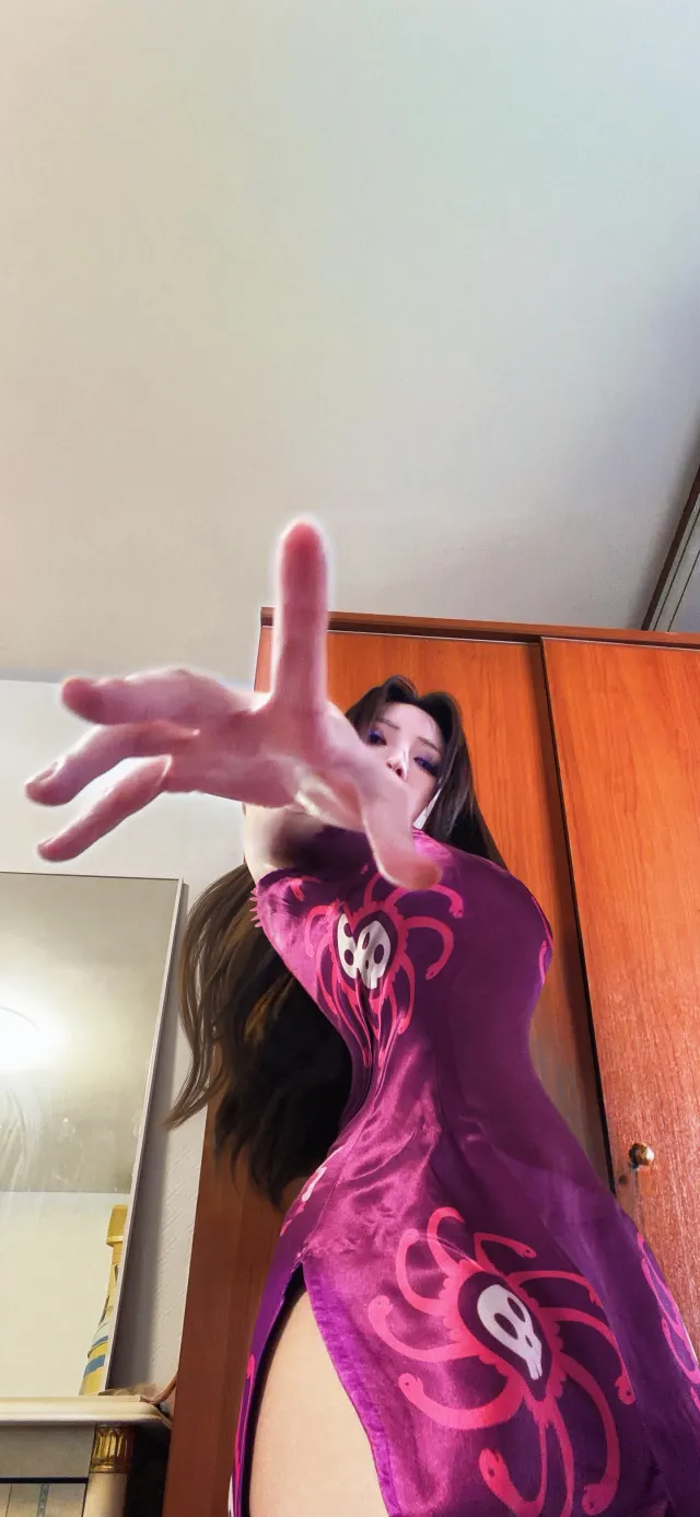 美女穿紫色旗袍伸手互动人像摄影手机壁纸