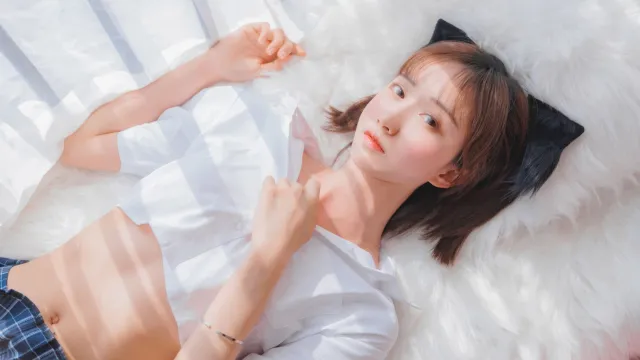 白衬衫猫耳少女 清新柔光居家写真电脑壁纸