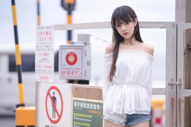 日系白衣美女海边车站人物摄影电脑壁纸