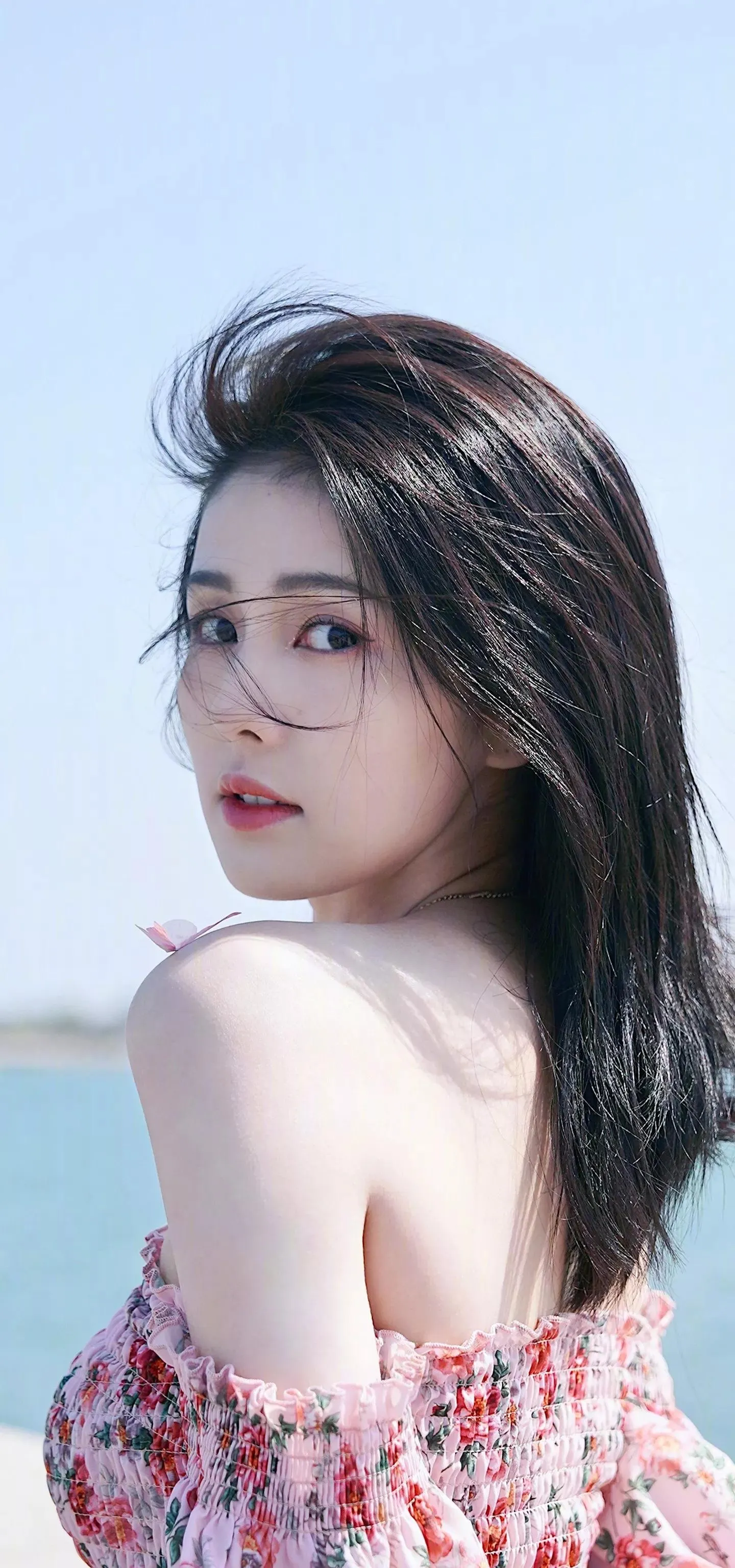 海边微风少女粉色碎花露肩裙写真手机壁纸