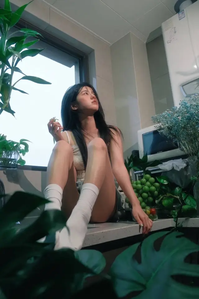 窗边厨房绿植氛围感美女手机壁纸