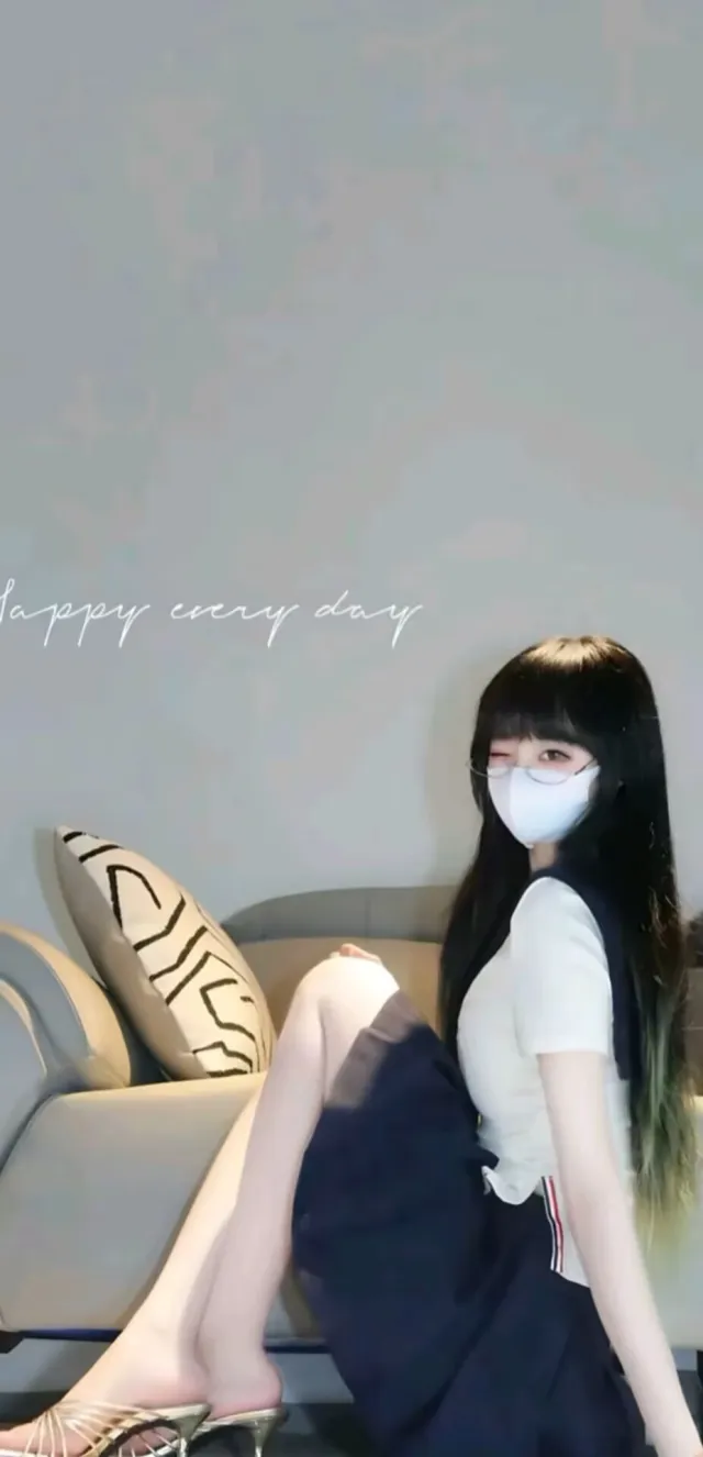 白T恤黑裙美女沙发坐姿人物电脑壁纸