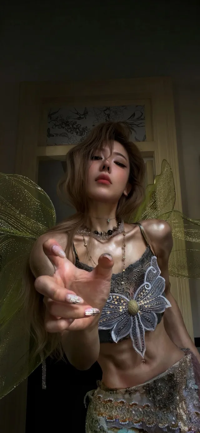 蝴蝶翅膀奇幻造型唯美美女手机壁纸