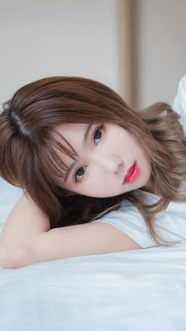 甜美床上美少女手机壁纸图片