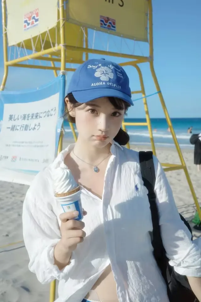 蓝帽白衬衫少女海边持冰淇淋夏日手机壁纸