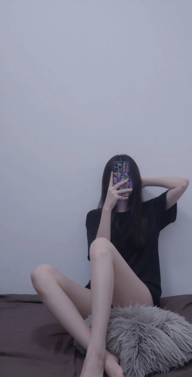 黑色T恤美女床上对镜自拍人物手机壁纸